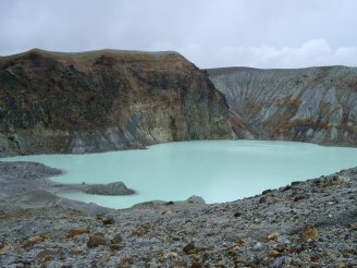 草津白根山の火口湖、湯釜