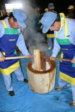 餅つき、こねる