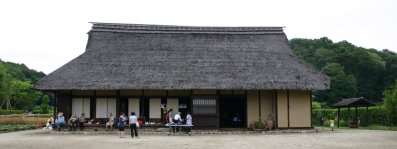 里山の茅葺の民家