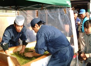 手もみ実演の様子