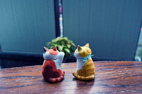 お座り猫と招き猫